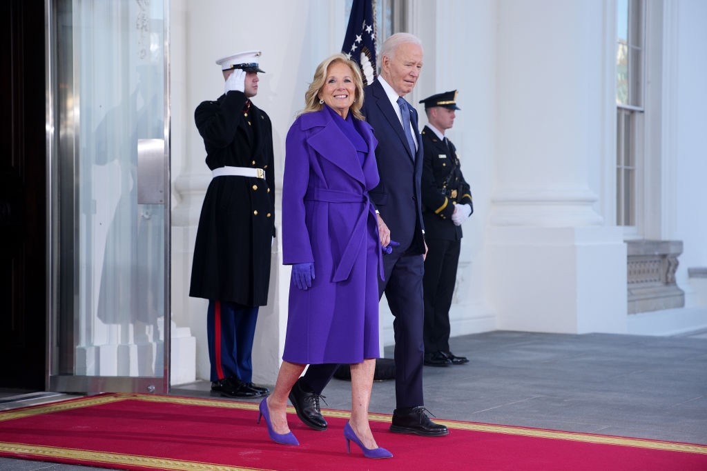 Jill Biden, egykori first lady egy lila kabátot választott hozzá illő cipővel és kesztyűvel, míg Joe Biden egy sötétkék öltönyt viselt kék nyakkendővel. 