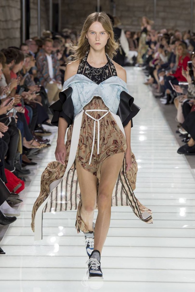 Az új trend a melltartót a ruhádon kívül hordani