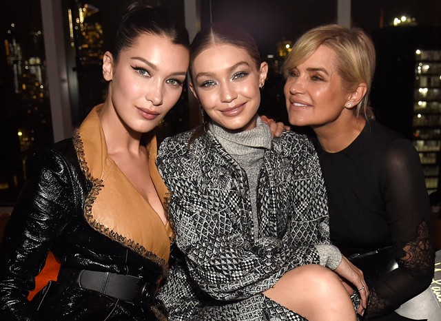 Gigi és Bella Hadid édesanyja, Yolanda ellopta a show-t a kifutón