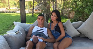 Cristiano Ronaldo várandós barátnője egy jachton mutatta meg gömbölyödő pocakját!