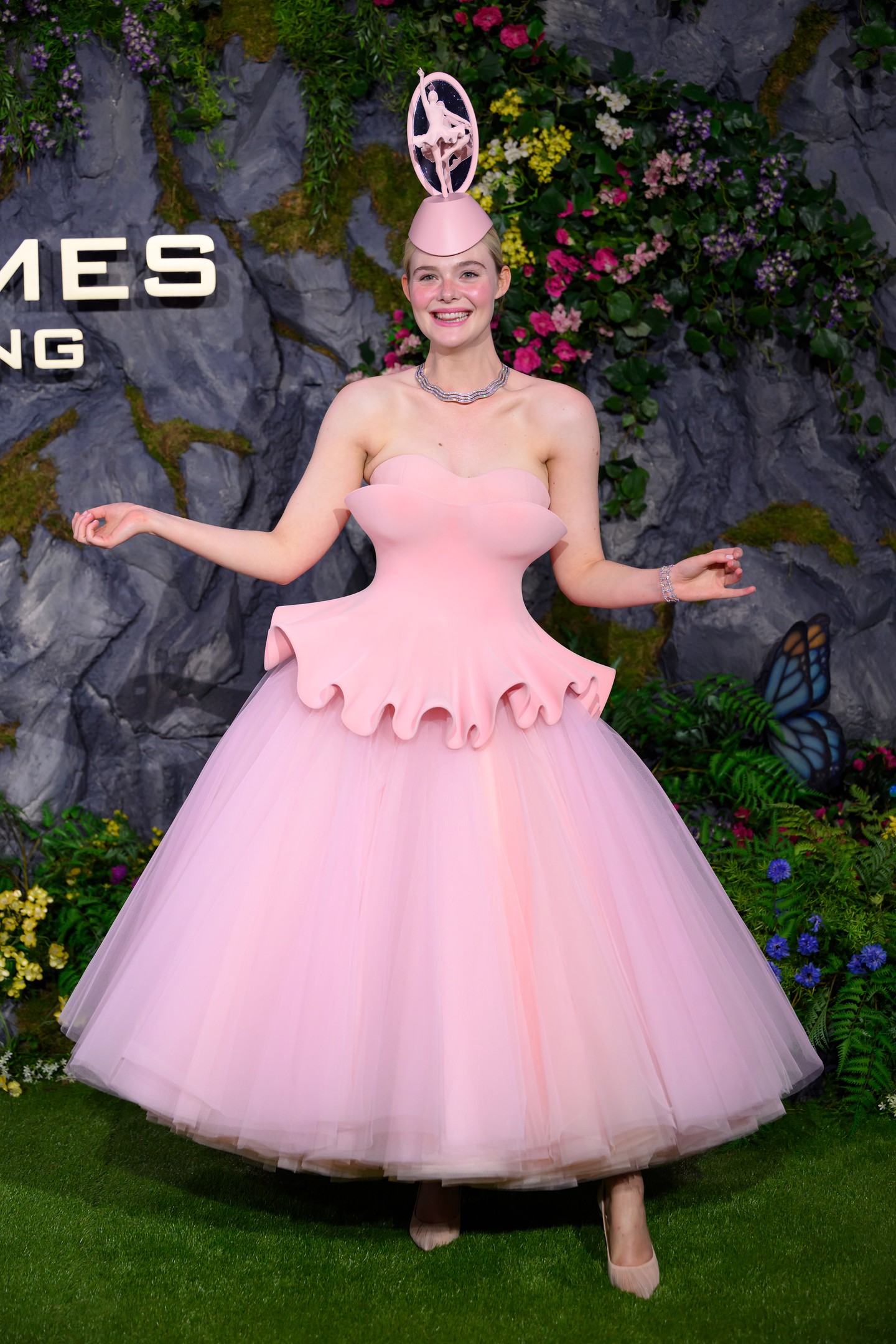 Elle Fanning különleges ruhában és avantgárd kalapban érkezett a londoni eseményre.