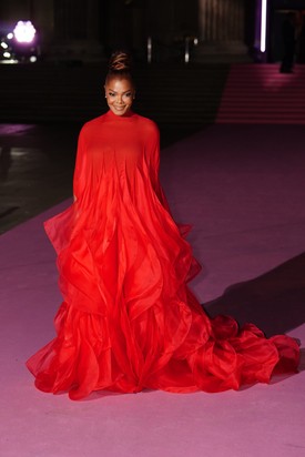A haute couture mestere, Stéphane Rolland ismét bizonyította zsenialitását Janet Jackson lenyűgöző megjelenésében. Az élénkpiros, földig érő kreáció szoborszerű szabásával és drámai vonalvezetésével az este egyik legemlékezetesebb darabja volt, amelyet a 2025 őszi/téli Couture bemutatóján került bemutatásra.