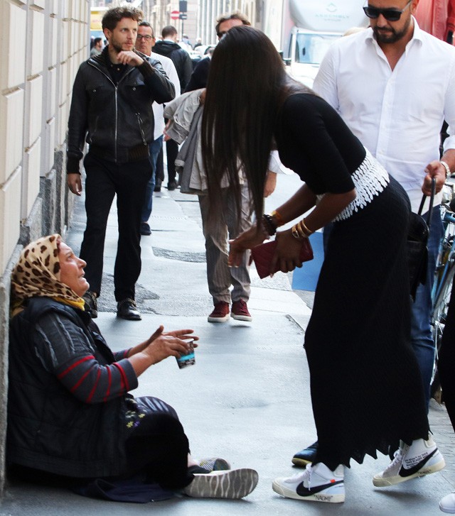 Naomi Campbell pénzt ad egy kéregetőnek