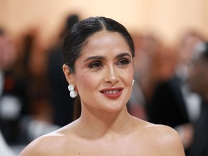 Imádjuk: Salma Hayek forró fotóval ünnepelte a bikinik napját