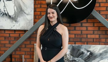 Az egykori rendezőasszisztens ma már absztrakt festőként dolgozik, képei pedig számos otthon falán kaptak helyet
