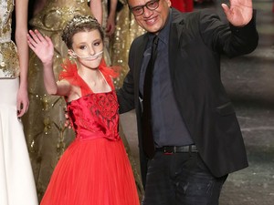 Nagyon megható! 11 éves daganatos kislány kívánságát teljesítette a divattervező