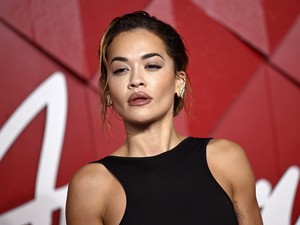 Rita Ora hátából ékszer tüskék állnak ki - felkavaró és gyönyörű egyszerre