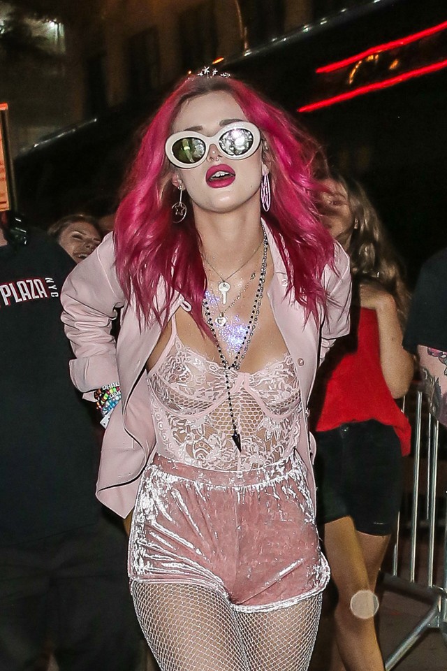 Bella Thorne pink