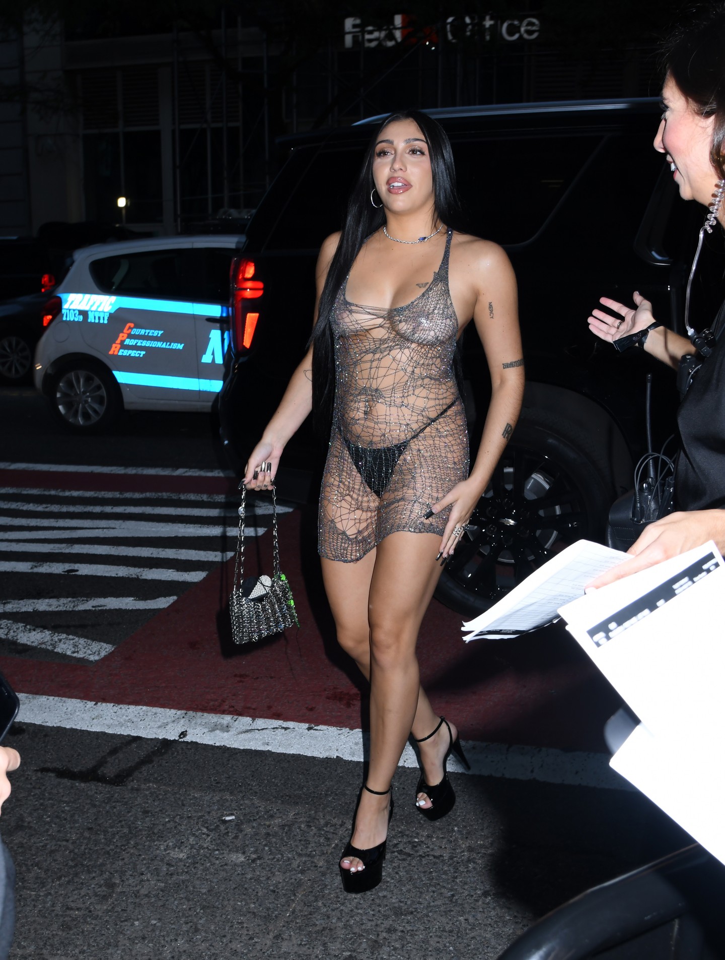 A Victoria's Secret New Yorki party-jára (is) gyakorlatilag egy szál bugyiban érkezett. (2023)