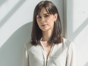 34 éves koráig jogászként dolgozott, ma az ország egyik legígéretesebb írója