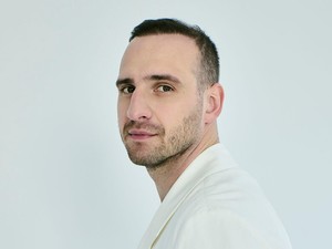 Brasch Bence: „Ugyanúgy csinálok mindent, mint a feleségem: pelenkázok, rendet rakok, főzök”