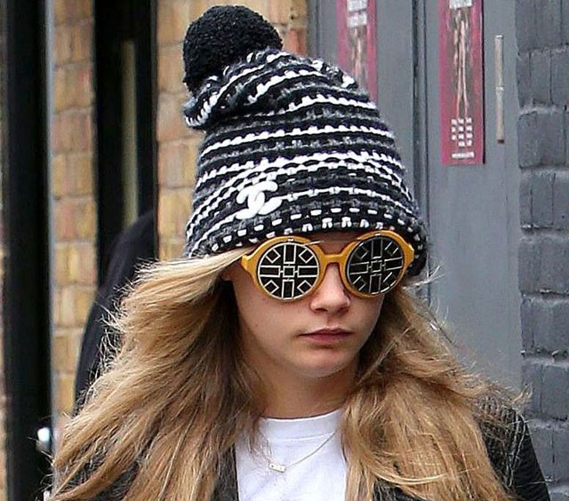 Cara Delevingne bojtos kötött sapkában