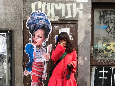 Találkoztál már Budapest utcáin a trendi, falra ragasztott babákkal? Most megtudhatod, ki készíti őket