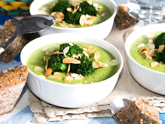 Egy újabb szuperegyszerű, laktató leves: brokkolikrém-leves pirított mandulával