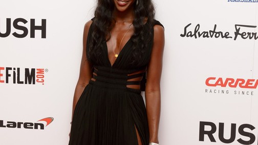 Naomi Campbell szexi formában a vörös szőnyegen