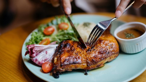 A séfek mindig így használják a sót, sokkal finomabb lesz tőle az étel
