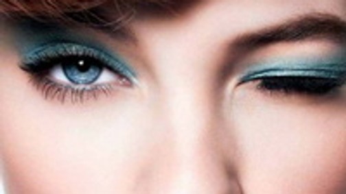 Palvin Barbi újra a L`Oréalnak huncutkodik