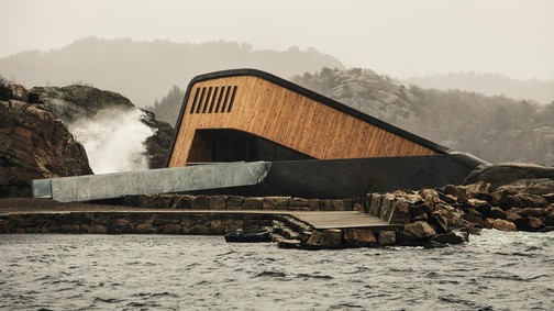 Egyszerre félelmetes és gyönyörű a világ legnagyobb víz alatti étterme: kívülről nem is gondolnád, mi rejlik a belsejében