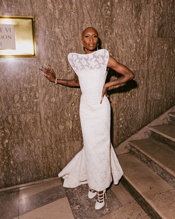 Cynthia Erivo, a Wicked című mozi színésznője egy hófehér, szoborszerű Louis Vuitton csipkecsodában, valamint hozzá tökéletesen passzoló Tiffany & Co. ékszerekben pózolt a fotósoknak