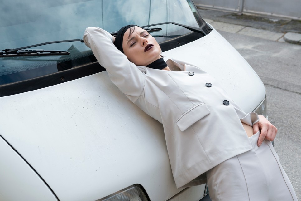 Öltöny WEILY, Hajpánt ZEGNA, Nyakpánt LANVIN, Fülbevaló JIL SANDER