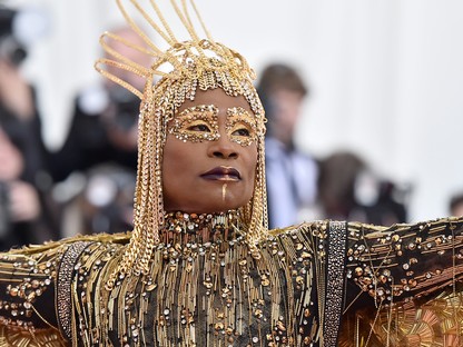 Ez a férfi egyiptomi istenként vonult be a Met gála vörös szőnyegére félmeztelen férfiak vállán