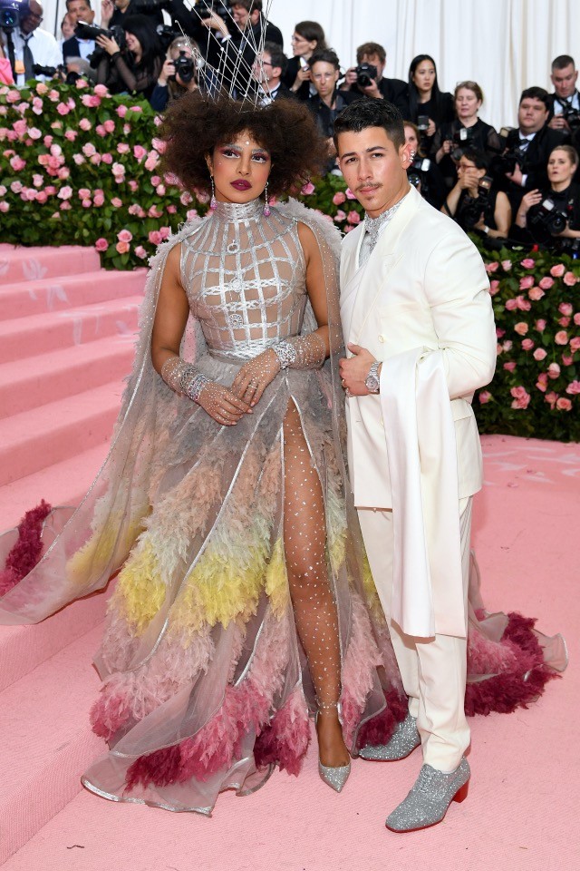A Diort viselő Priyanka Chopra férje, Nick Jonas oldalán teljesen felismerhetetlen volt ebben az extrém sminkben és frizurával