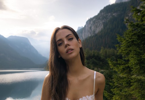 Benes Anita, a Daalarna tervezője: „Kezdettől fogva célom volt, hogy a túlzó, jelmezszerű menyasszonyi ruhákhoz képest egy letisztult irányvonalat képviseljek”