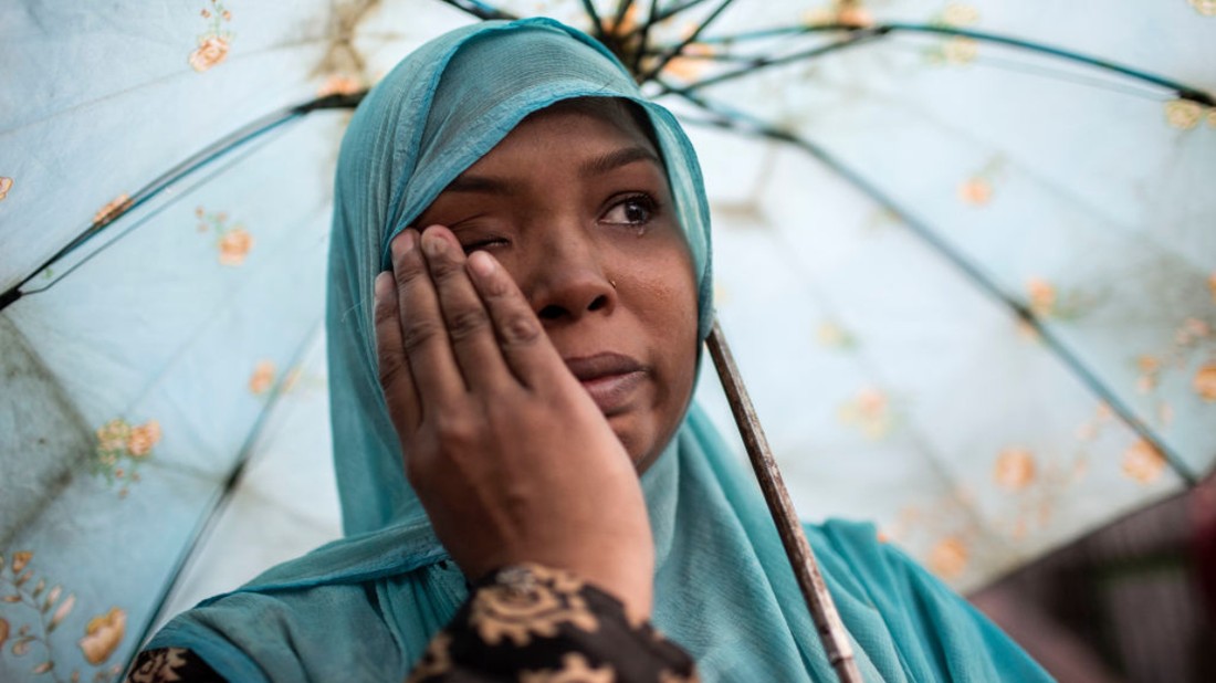 A 2013-as bangladesi Rana Plaza összeomlása 1138 ember életét követelte és további 2500-at megsebesített. Az áldozatok hozzátartozói és különböző ruhaipari szervezetek tagjai rendszeresen vesznek részt megemlékezési ceremóniákon. A tragédia inspirálta a Fashion Revolution mozgalmat, amely azóta globálisan küzd az etikus és környezetbarát divatért, miközben felhívja a figyelmet a fast fashion ipar embertelen munkakörülményeire.