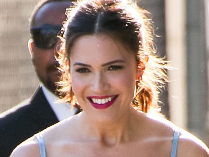 Mandy Moore remekül viseli a szezon egyik legrizikósabb trendjét: a rojtokat