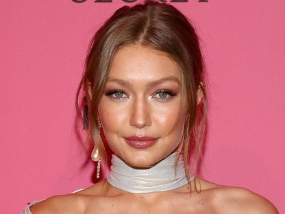Gigi Hadid egy ultradögös fehér macskanő volt a Victoria`s Secret Show pink szőnyegén