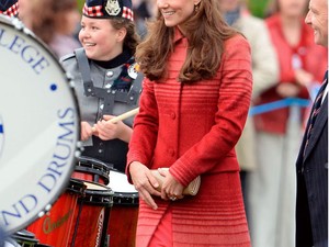 Kate Middleton többször viseljen piros színt!