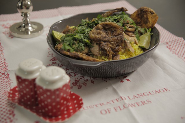 Tépett csirke mazsolás piláffal