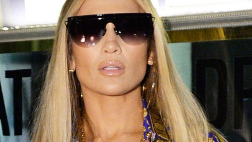 Jennifer Lopez csúnyán elesett a koncertjén, de még így is énekelt tovább