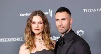 Adam Levine felesége, Behati Prinsloo fehérneműben mutatta meg növekvő pocakját