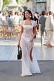 A divattervező Simon Porte Jacquemus provence-i esküvőjén Dua Lipa a menyasszonyi viselet íratlan szabályait újraértelmezve egy teljesen áttetsző, hófehér Jacquemus ruhában jelent meg. Az énekesnő nem viselt melltartót a légiesen finom, áttetsző tüllruha alatt, amelyet apró virágrátétek díszítettek. A sejtelmes áttetszőség láttatni engedte a ruha alatti fehér alsóneműt is.
