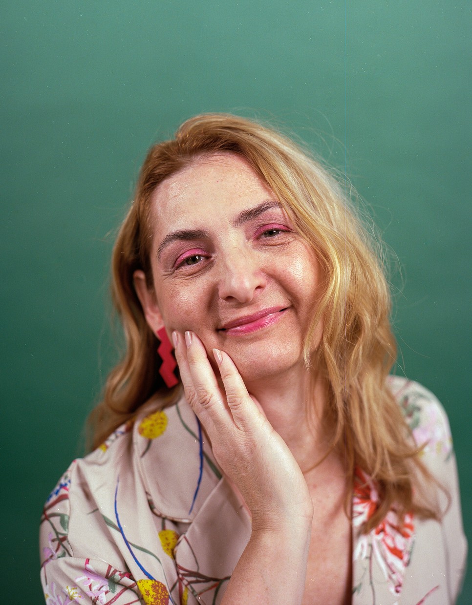 Miért reklámoz szemránckrémet 20 éves lány? Mert a kívánatos női értékek ehhez a korosztályhoz kapcsolhatók: fiatal, hamvas, ruganyos, feszes. De mi van 25 után? 