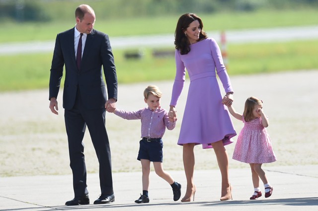 Bizarr szokás! György hercegre ugyanazokat a ruhákat adják, mint régen Vilmosra?