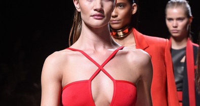 Edzés közben popsztárnak érzi magát a bombázó