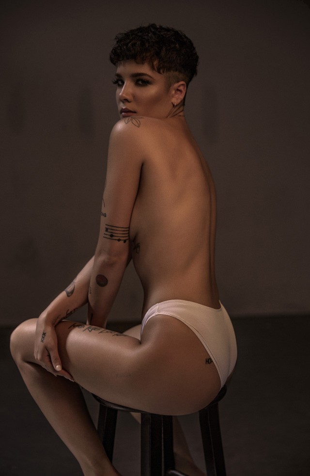 Halsey mellbimbója kiböki a szemünket - pucér fotók az énekesnőről