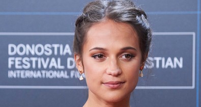 Alicia Vikander köldökig kivágott ruhában is annyira bájos