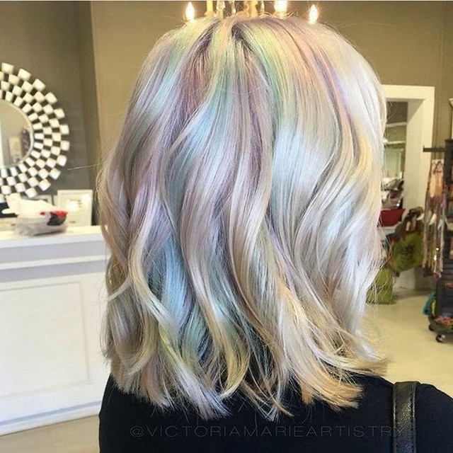 Itt az új hajőrület: fesd ásványszínűre a tincseidet!