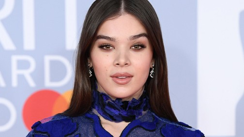 Hailee Steinfeld a világ legérdekesebb pucérruhájában lépett a vörös szőnyegre
