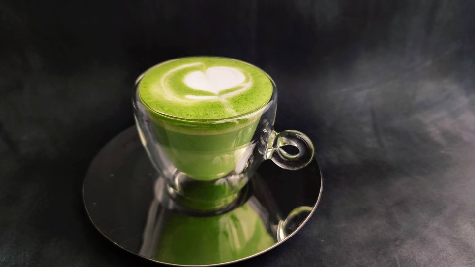 A matcha tea egyre népszerűbb, mert egy természetes, egészséges frissítő. Most sokat megtudhatsz erről a különleges italról a Füvészkert előadásain, és meg is kóstolhatod a belőle készült italt, és a vele készült süteményeket