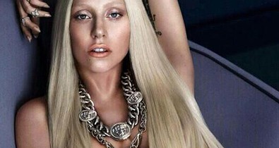 Lady Gaga topless pózol a Versace hirdetésében