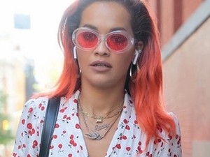 Rita Ora tetőtől talpig cseresznyének öltözött! És jól áll neki...
