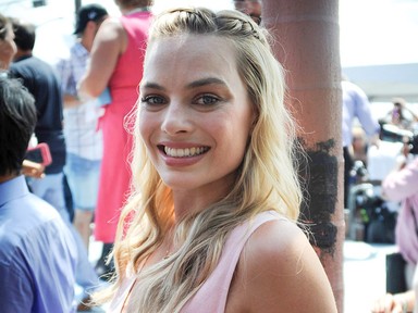 Margot Robbie félig fonott frizurája óriási telitalálat