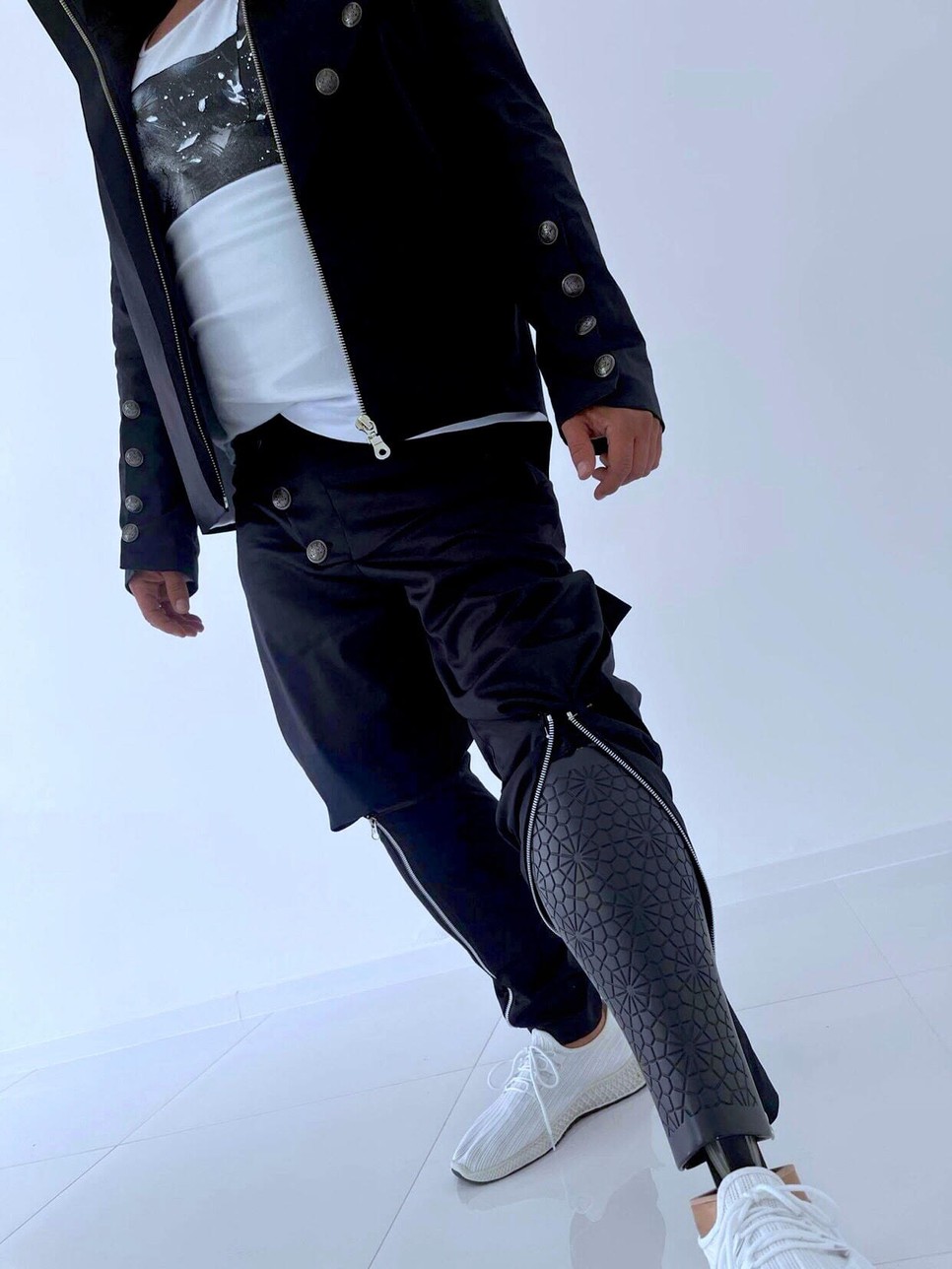 Csikós Anikó tervezte Máté Roland műsorvezető ruháját, aki szerzett sérüléssel él, fiatal felnőtt korában amputálták az egyik lábszárát