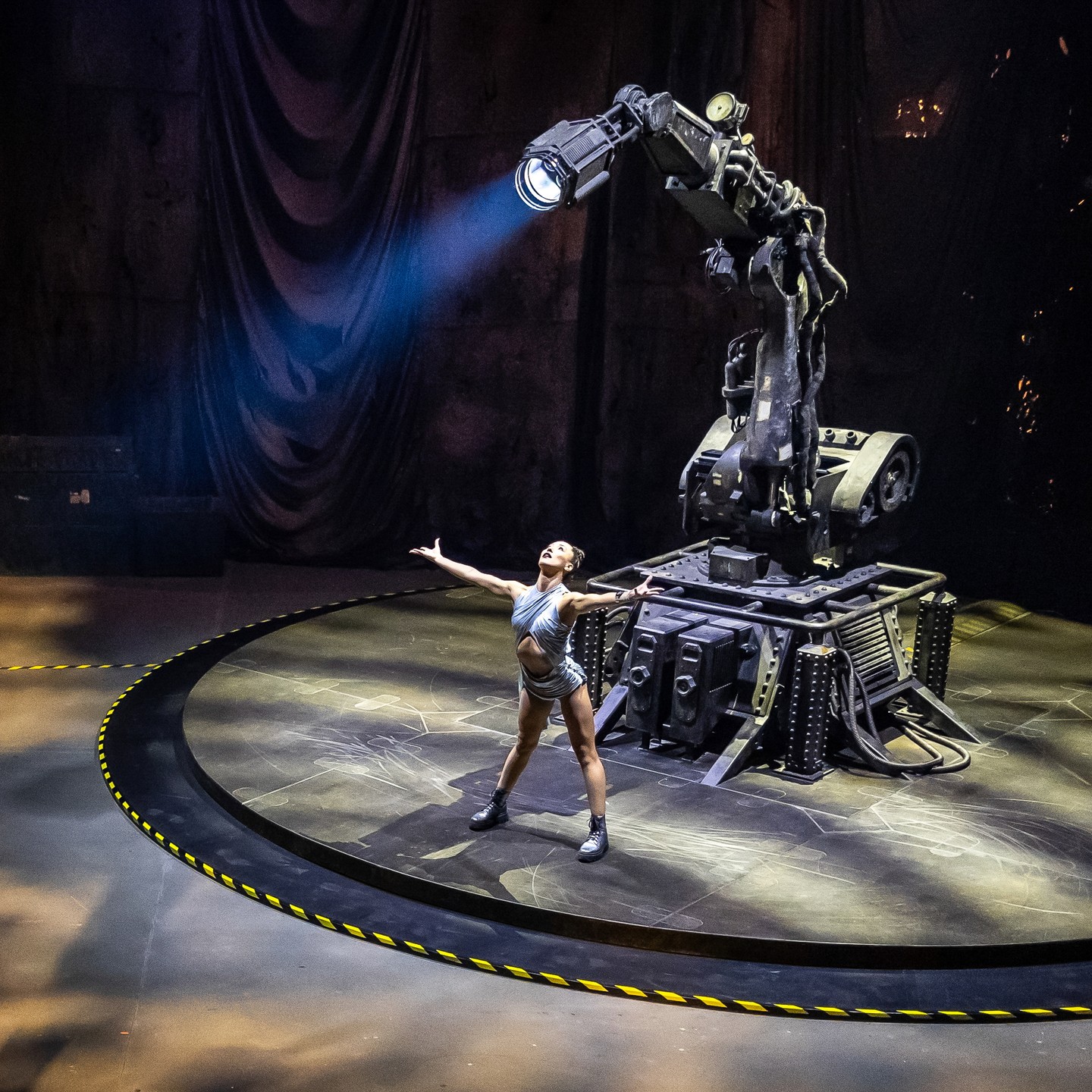 A Millenáris brutalista tereiben a Recirquel életre kelti Dido és Aeneas mitikus szerelmét – cirkusz, tánc és rituálé határán