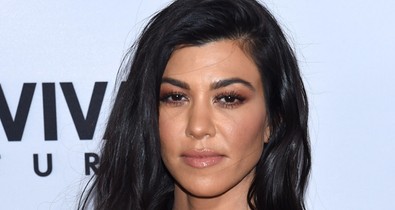 Születésnap Kardashian-módra: óriási fallosz és visítva hányás