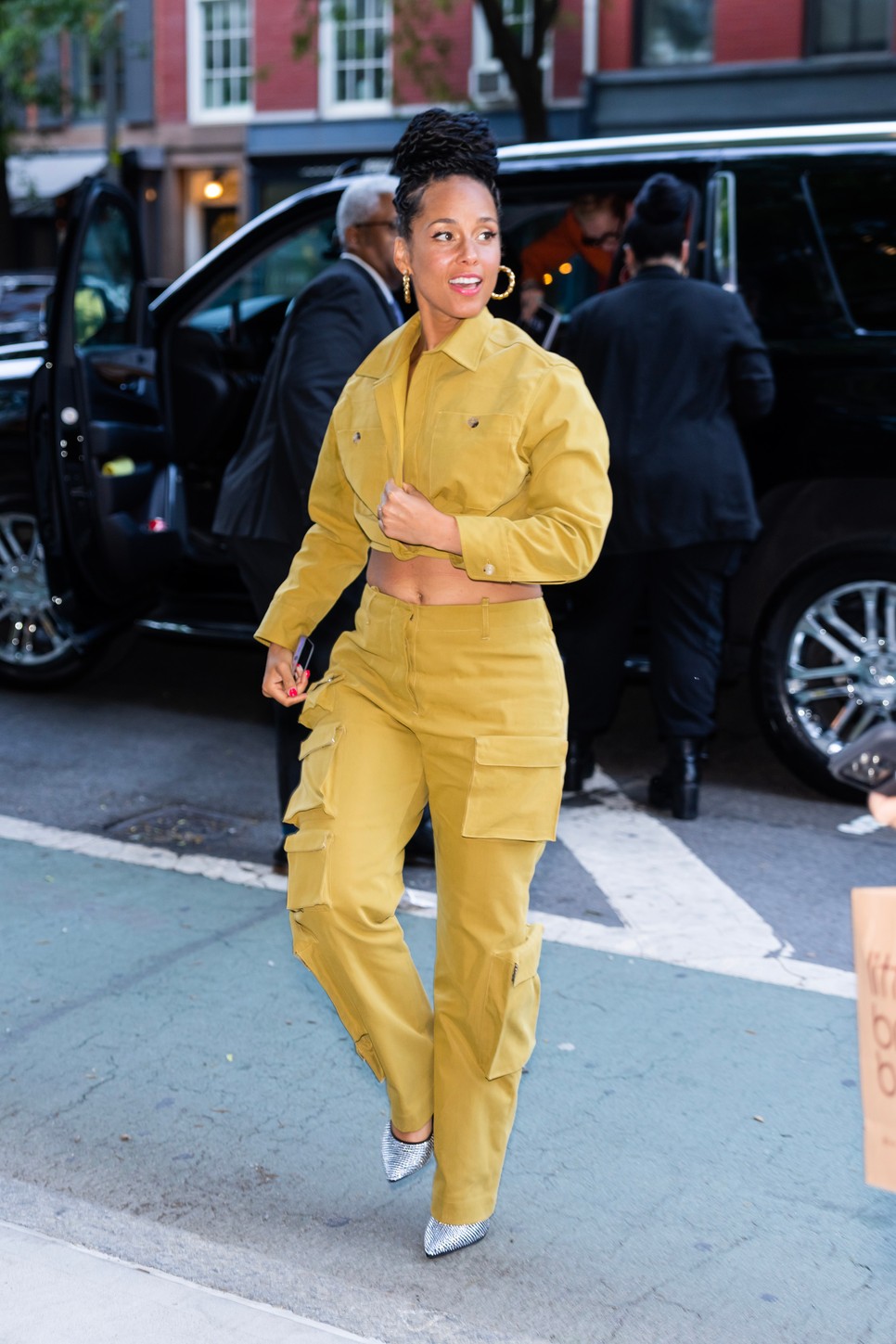 A cargo nadrágos együttes elegáns hatást nyújt.